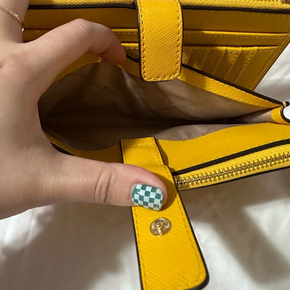 Michael Kors Travel Jet Set Tech Wallet - Picture 8 of 11